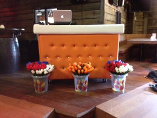 “Hup, Holland, hup”, deze oranje DJ booth moet je hebben voor op Koningsdag!