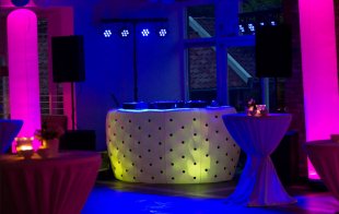 Lichtgewichts , opblaasbare inflatable dj-booth: Je zou zo op een feestje bij Startrek kunnen draaien